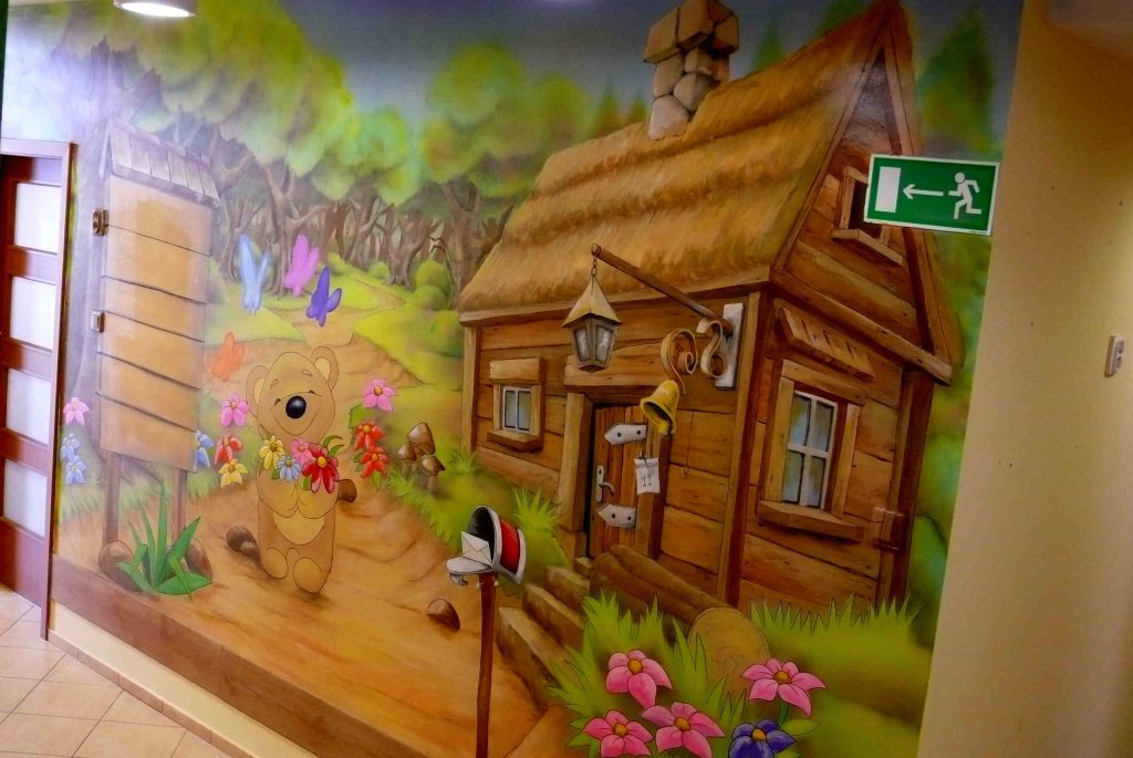 Malowanie ściany w przedszkolu bajkowy mural