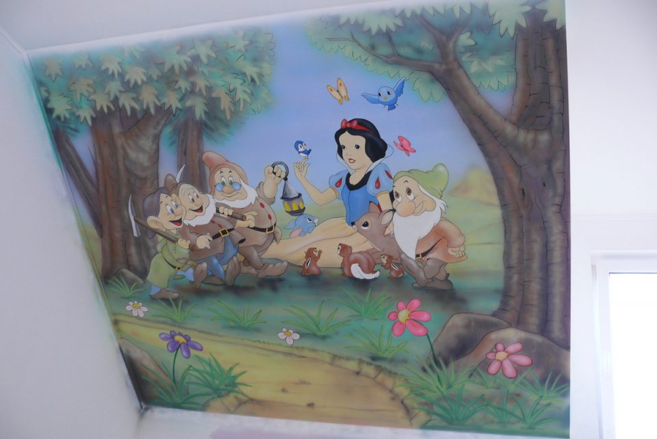 Malowanie ściany w pokoju dziewczynki, malowanie bajek na ścianie dla dzieci