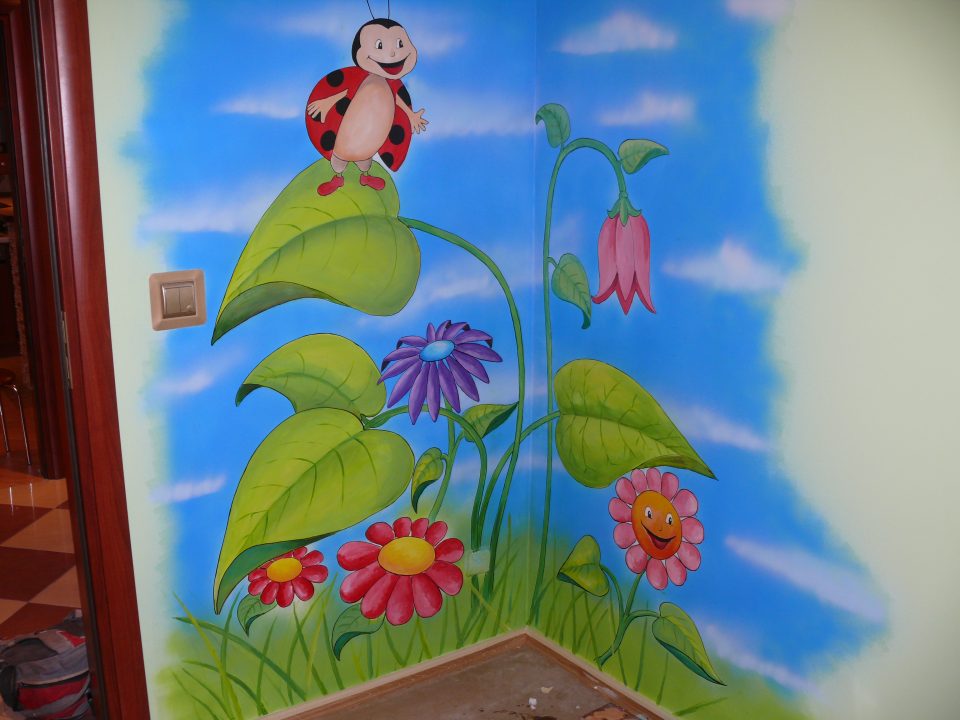 Malowanie obrazu na scianie w pokoju dziewczynki,