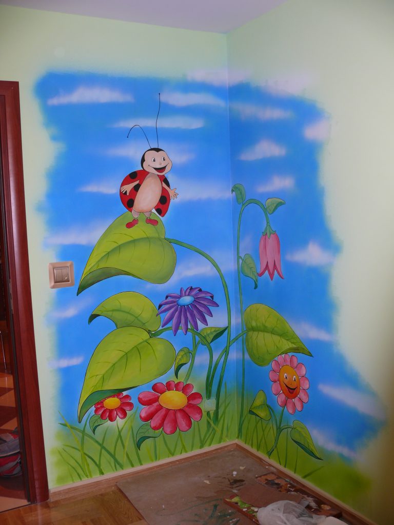 MAlowanie obrazu w pokoju dziewczynki, graffiti na ścianie