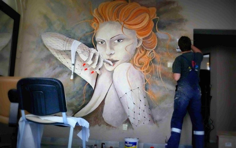 Mural w salonie fryzjerskim, malowanie kobiety z włosami
