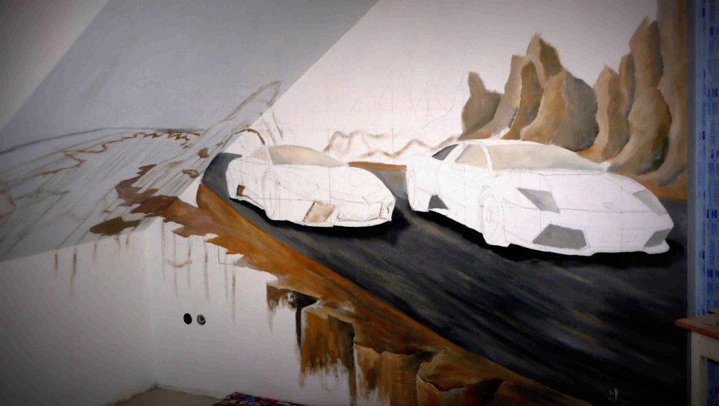Mural z samochodami Lamborghini w pokoju chłopca na poddaszu