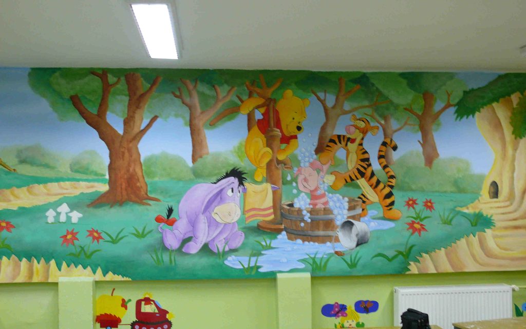 Malowanie sali przedszkolnej, bajkowy mural 3d w przedszkolu z Kubusia Puchatka