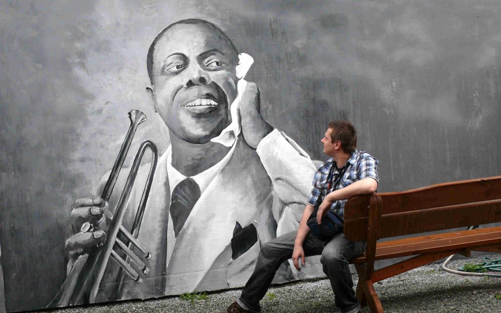 czarno biały mural w barze, artystyczne malowanie ścian 3D