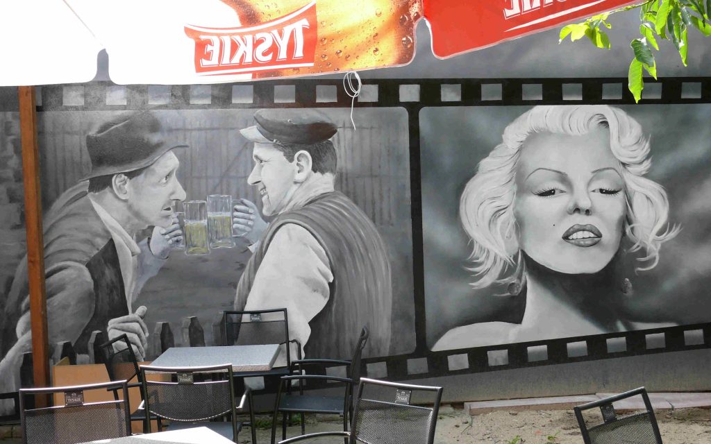 Czarno biały mural w Bar 7 Łuków,
