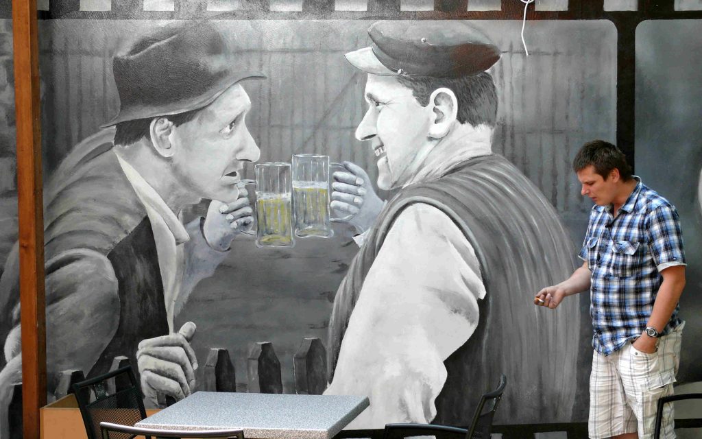 Czarno bały mural w barze, bar o tematyce filmowej, urządzanie baru poprzez malowanie murali na ścianach