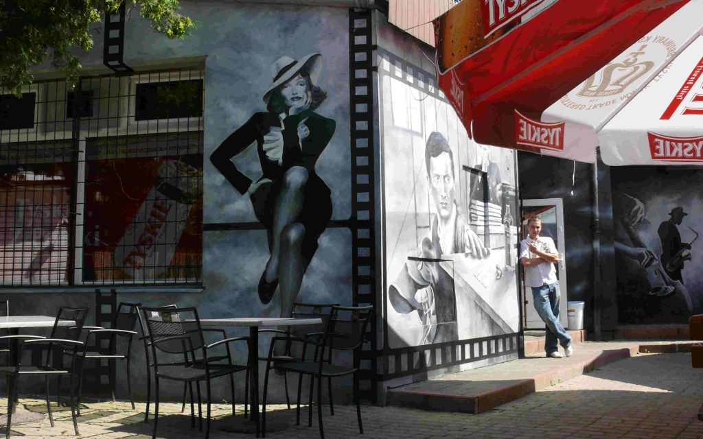 Ciekawy pomysł na wystrój ścian w barze, mural o tematyce filmowej, wystrój baru łuków bar 7