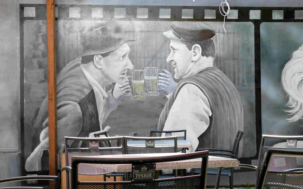 Czarno biały mural w barze, bar o tematyce filmowej, ciekawy pomysł na aranżację baru 3D