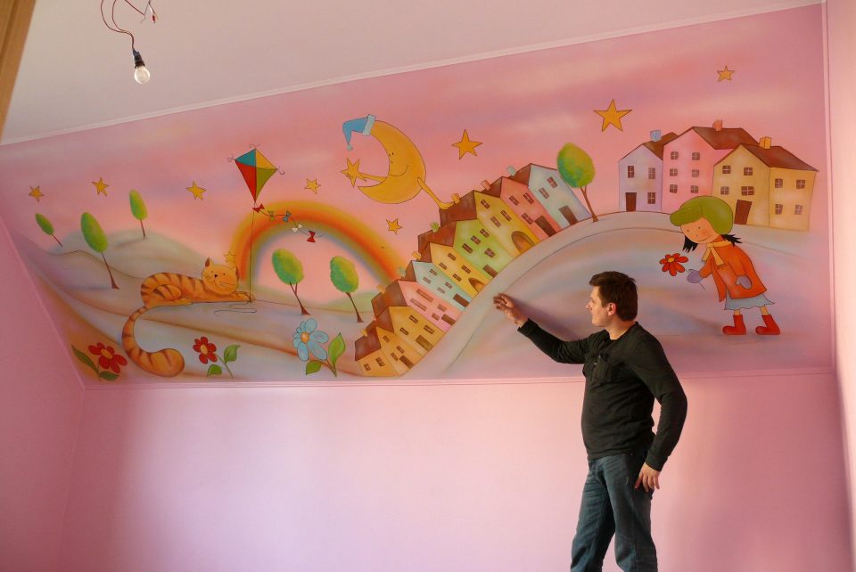 Artystyczne malowanie ściany w pokoju dziewczynki ,mural na poddaszu