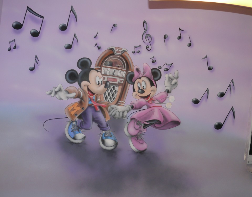 Aranżacja pokoju dziecka poprzez malowanie, malowanie myszki miki mural w pokoju dziecięcym