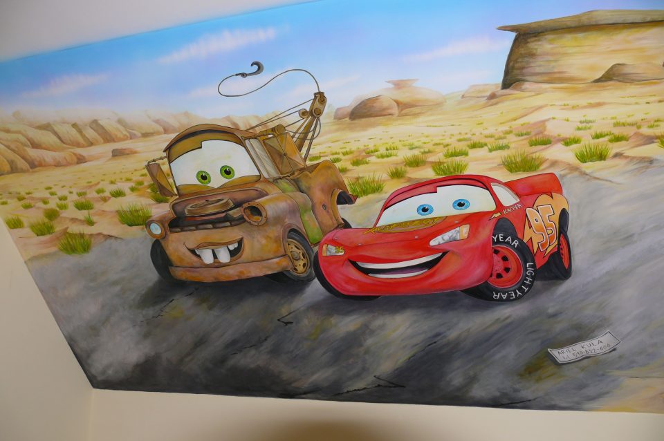 Malowanie samochodów na ścianie w pokoju chłopca,