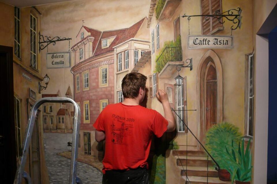 Malowidło ścienne, malowanie uliczki w perspektywie, mural w korytarzu