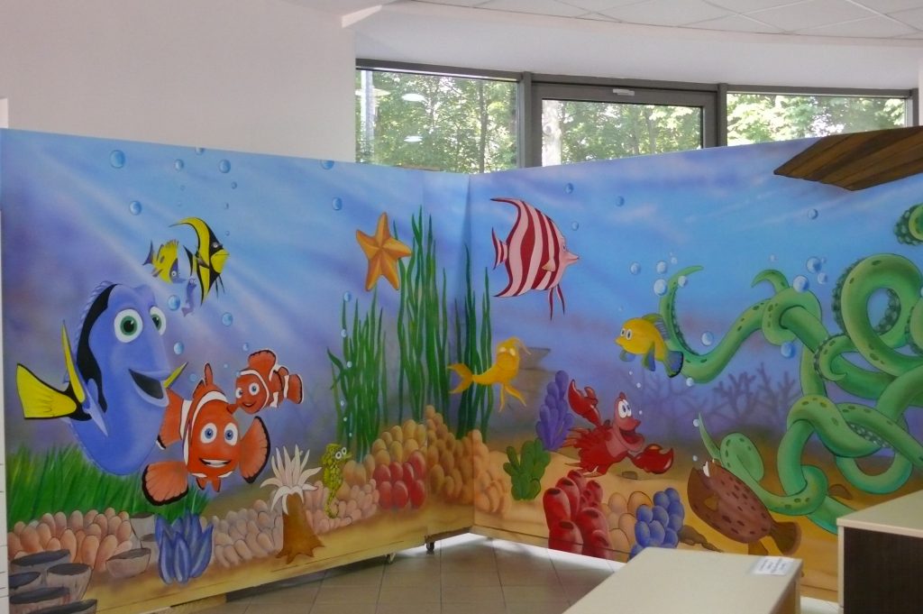 Malowanie obrazu na ścianie w pokoju dziecięcym, malowidło ścienne malowanie rybek