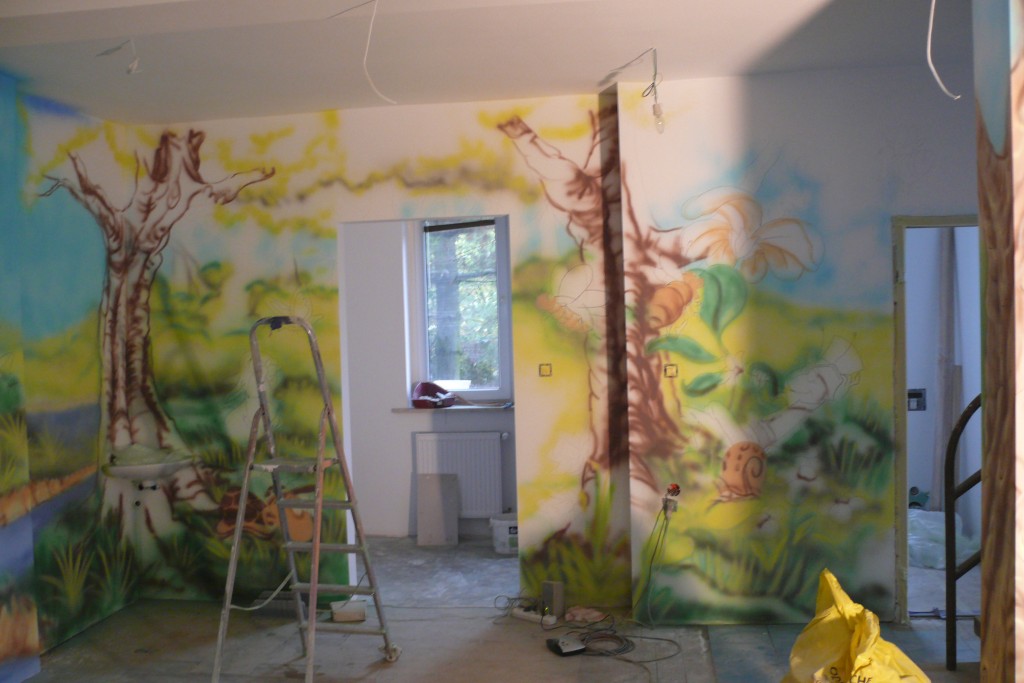 Malowanie bajkowego obrazu na ścianie