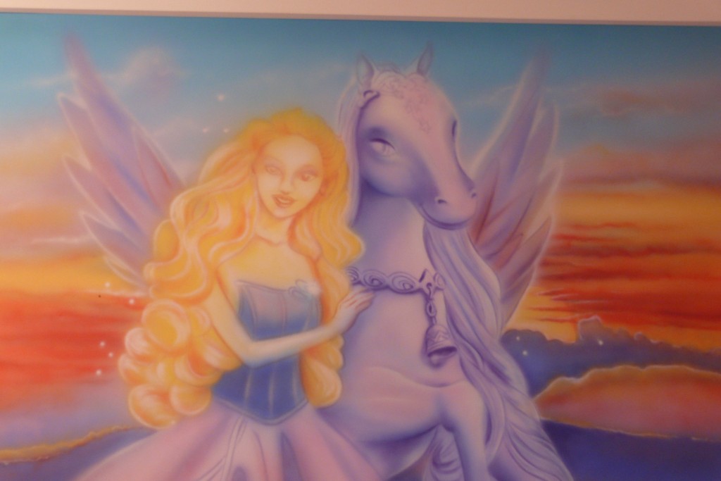pokój dziewcdzynki malowanie barbi na ścianie, mural warszawa