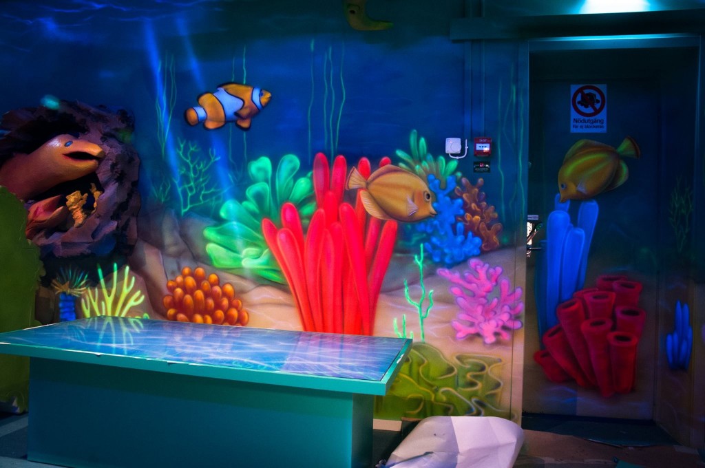 Rafa koralowa, obraz namalowany na ścianie w pokoju dziecka, kolorowe rybki