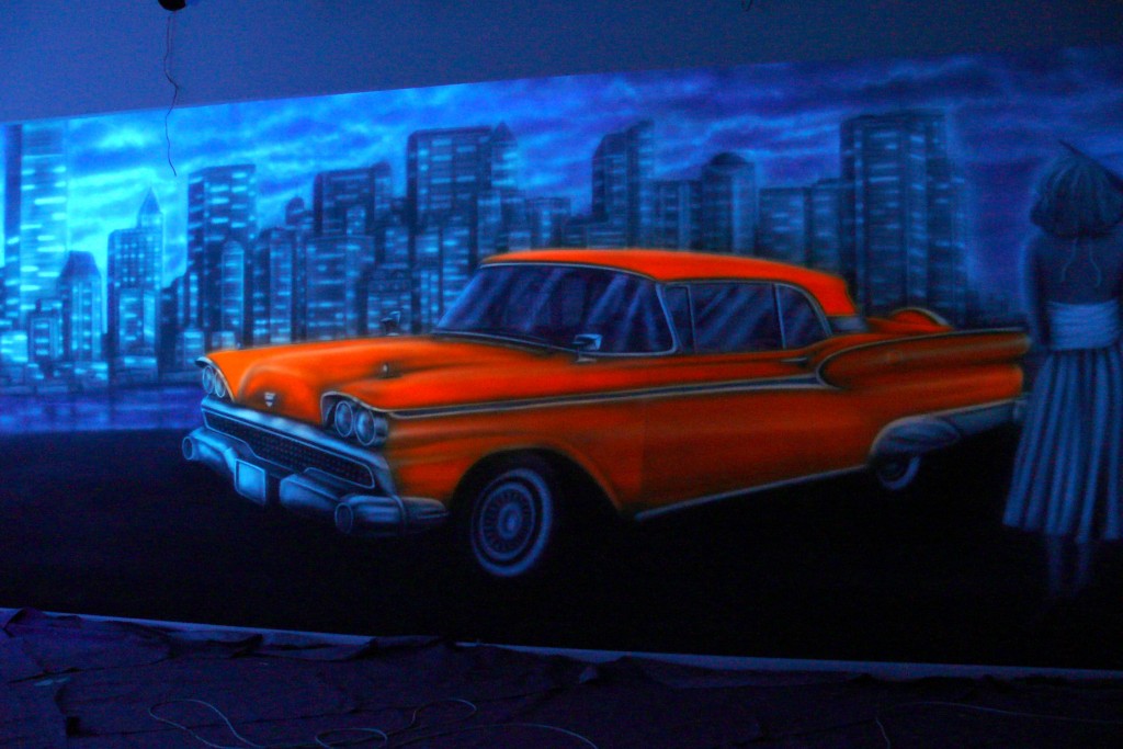 Malowanie kręgielni farbami UV, malowanie samochodu na ścianie w kręgielni