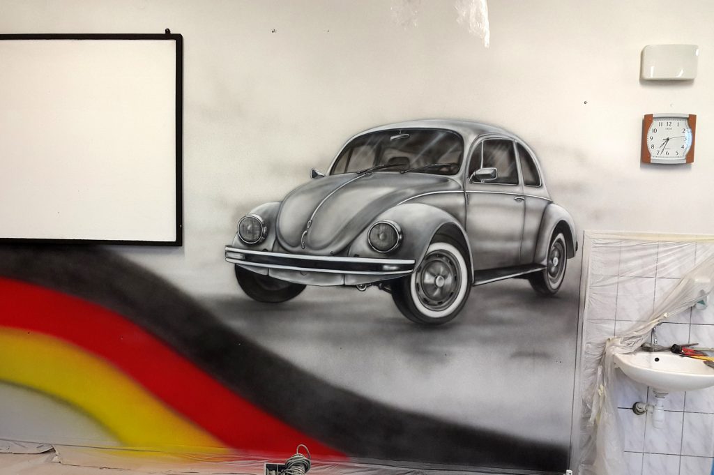 Malowanie VW garbusa na ścianie mural 3D w sali językowej
