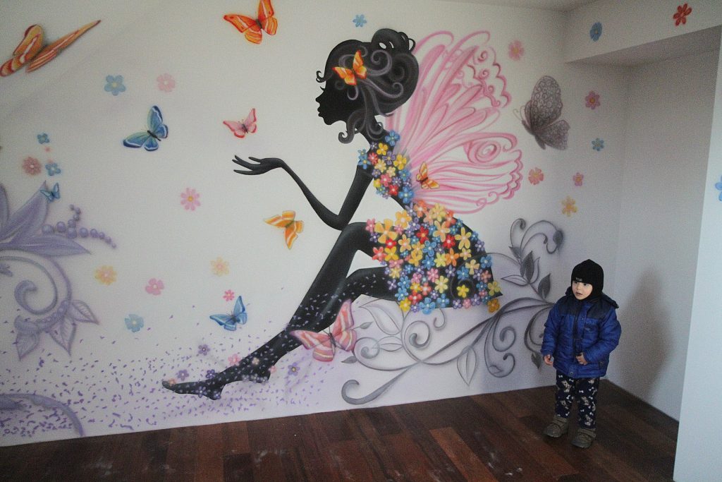 Graffiti w pokoju dziewczynki, mural graficzny