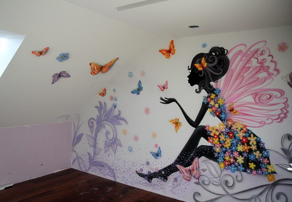 Malowanie graffiti w pokoju dziewczynki, prosta grafika dla nastolatki
