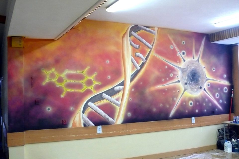 Artystyczne malowanie ścian, mural DNA w szkole madycznej na szkolnym korytarzu