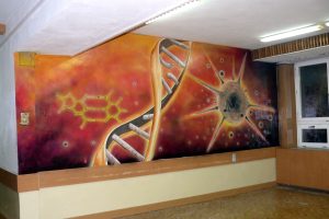 Malowanie obrazów olejnych wielkoformatowych Mural DNA i komórka wirusowa, malowanie obrazu na scianie w szkole, aranżacja szkolnego korytarza