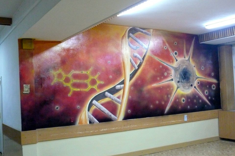 Mural, malowanie komurki wirusowej i DNA na ścianie