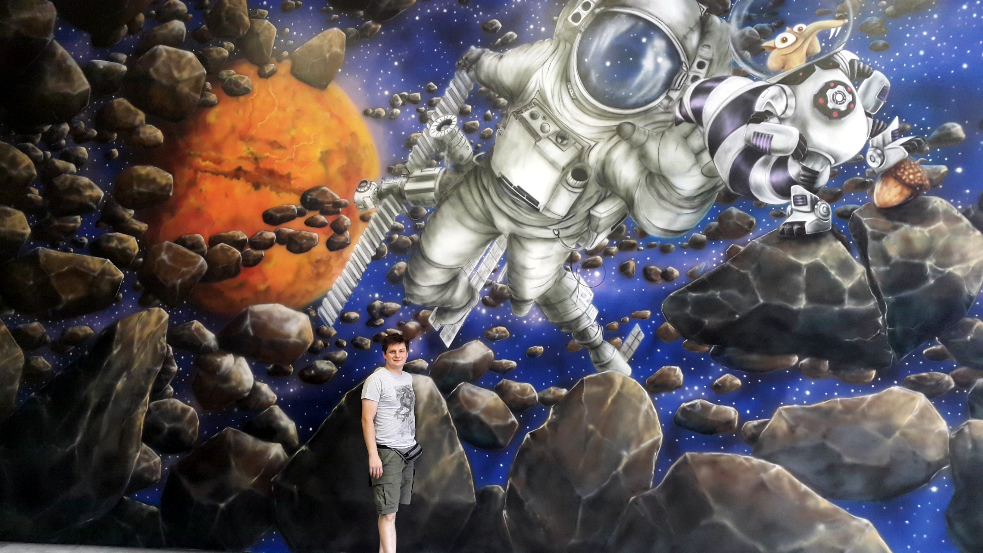 Malowanie astronauty na ścianie w bawialni