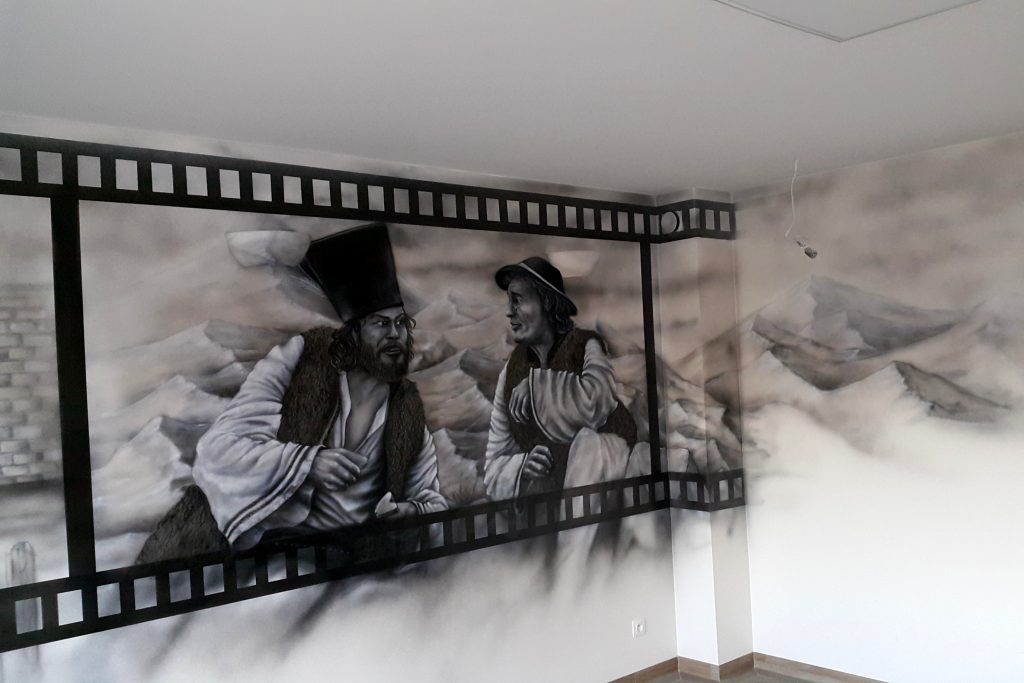 Malowidło ścienne, mural z filmu Janosik, malowidło mono-chromatyczne