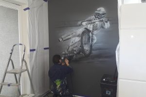 Malowanie użlowca, mural mono0chromayczny