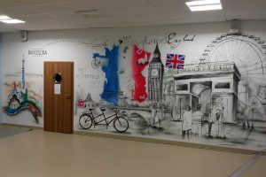 Malowanie klasy językowej, dekorasja sal językowych, mural w klasie,