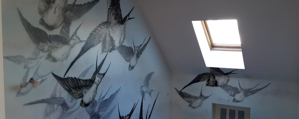 Mural na klatce schodowej, malowanie klatki schodowej, jaskólki