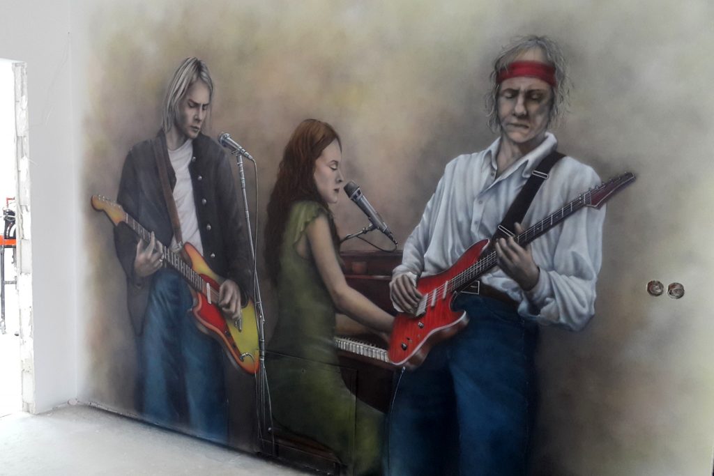 Mural w korytarzu, aranżacja korytarza, muzyczny mural,