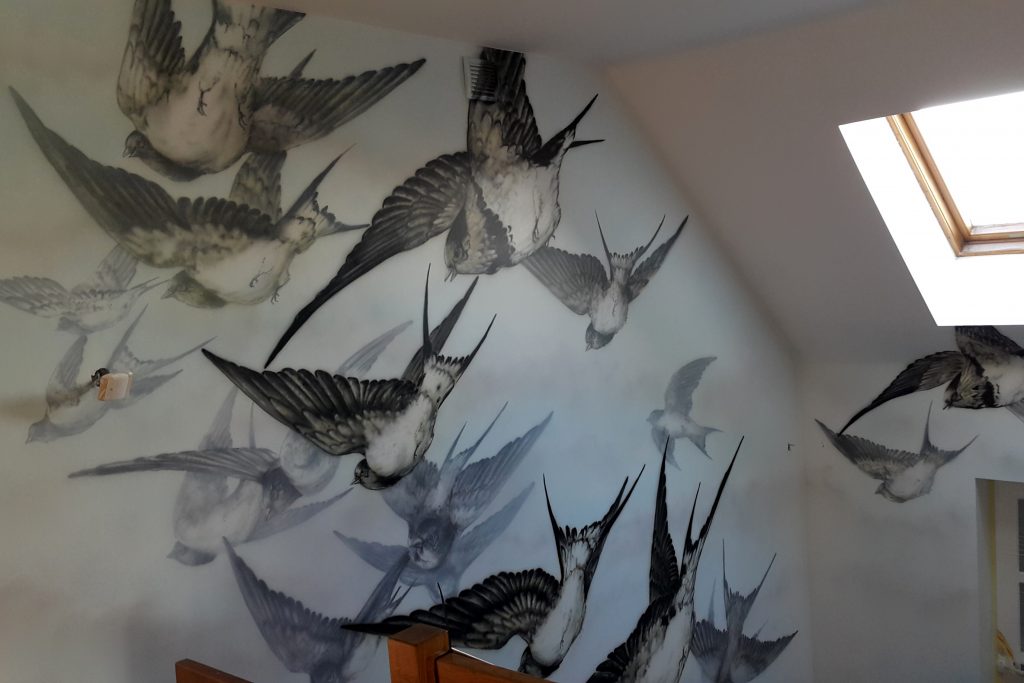 Mural na klatce schodowej, artystyczne malowanie ścian