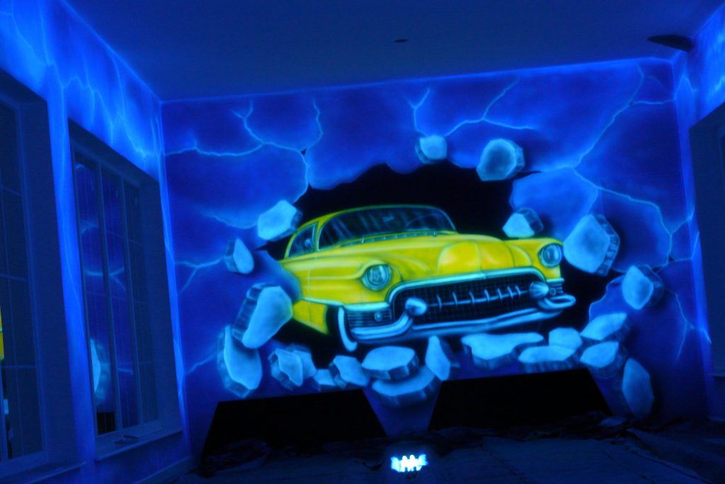 Graffiti w kręgielni, mural UV namalowany w kręgielni farbami luminescencyjnymi