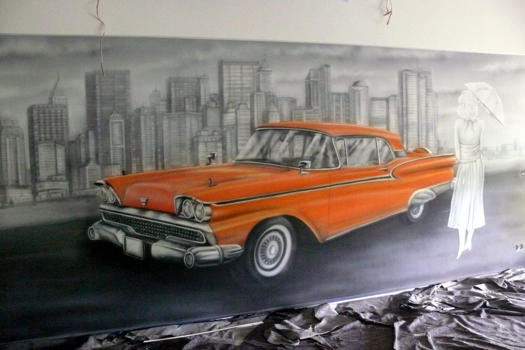 Graffiti w kręgielni, mural UV namalowany w kręgielni, malowanie samochodów
