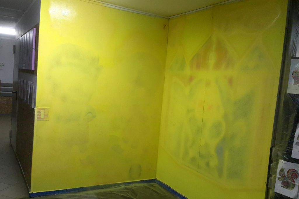 Mural w przedszkolu, artystyczne malowanie scian w przedszkolu, malowanie zwierzątek na ścianie