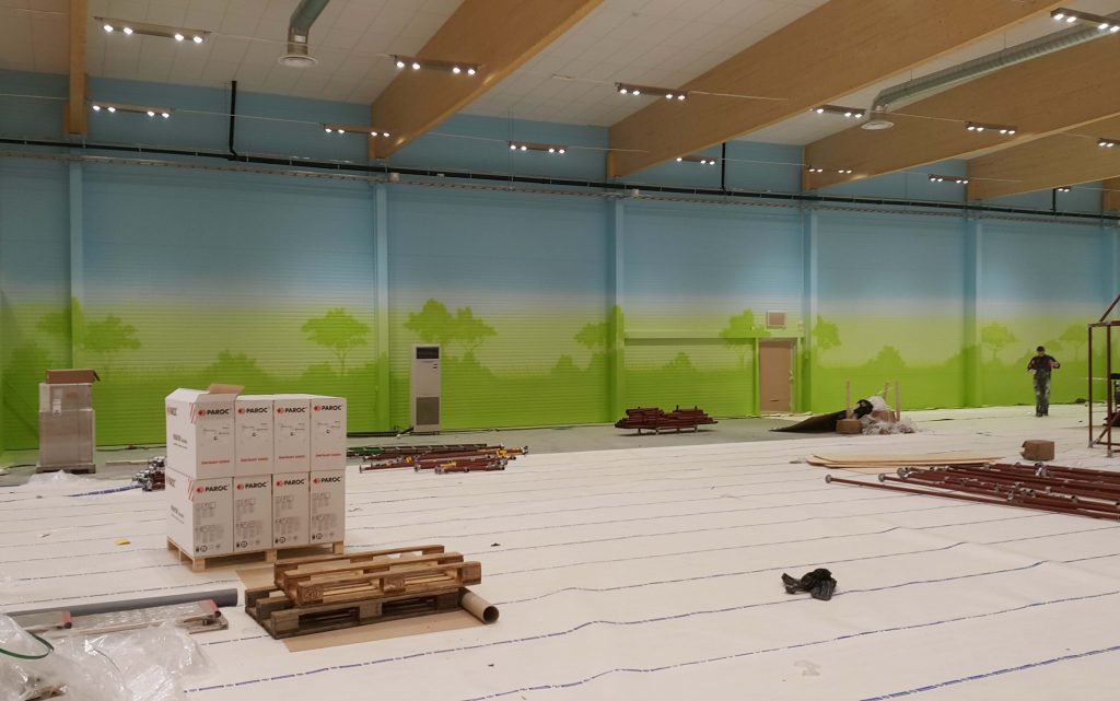 Aranżacja sali zabaw, malowanie obrazu w bawialni dla dzieci, mural w bawialni,