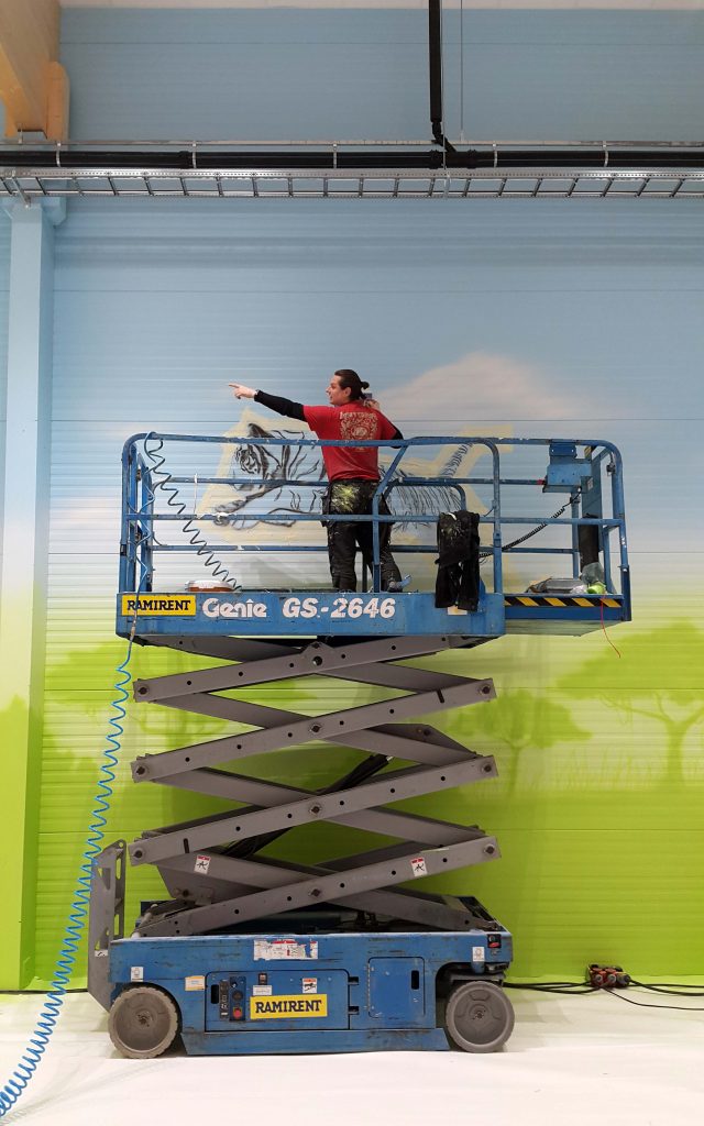 Aranżacja sali zabaw, malowanie obrazu w bawialni dla dzieci, mural w bawialni