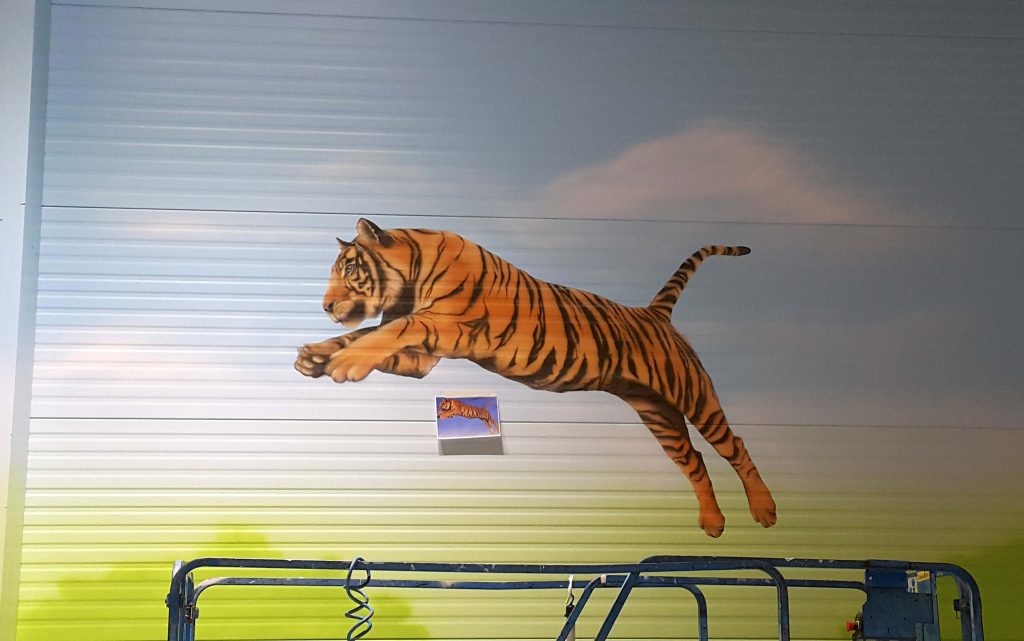 Aranżacja sali zabaw, malowanie tygrysa na ścianie, malowanie obrazu w bawialni dla dzieci