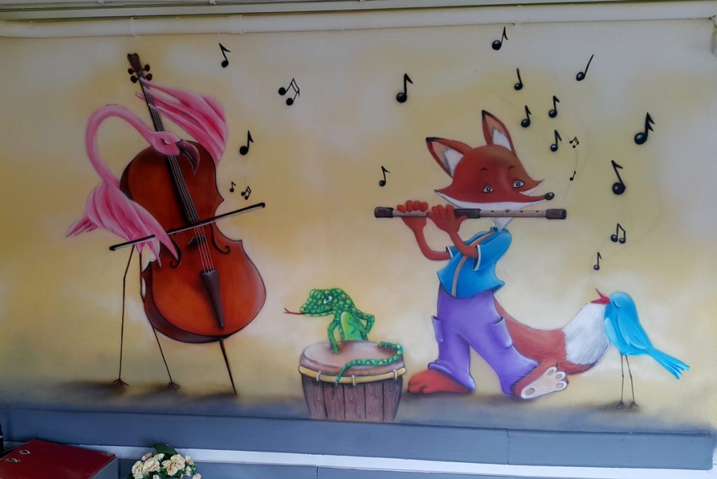 Mural w przedszkolu, artystyczne malowanie ścian w przedszkolu, malowanie zwierzątek na ścianie
