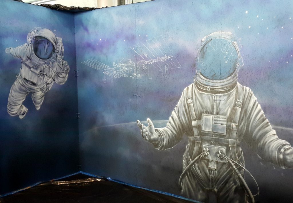 Pyrkon Festiwal Fantastyki 2018, malowanie astronauty, mural na pyrkonie