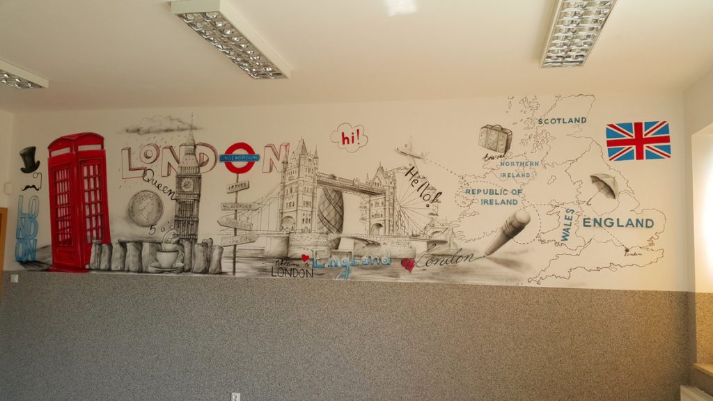 Aranżacja sali lekcyjnej, malowanie obrazu na ścianie w klasie językowej, ciekawy sposób na zaaranżowanie sali lekcyjnej