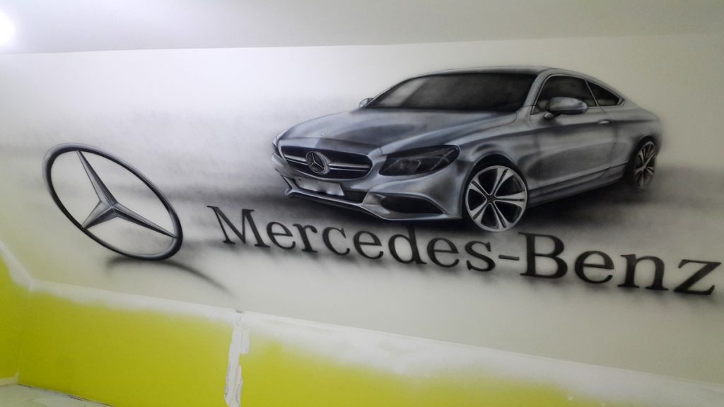 Malowanie samochodu mercedes na ścianie w pokoju młodzieżowym, mural 3D u chłopca w pokoju