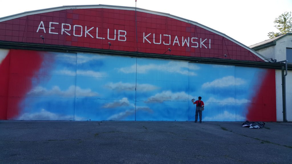 Mural w mieście Inowrocław powstał na drzwiach hangaru