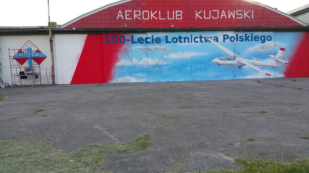 Mural na drzwiach hali aeroklubu
