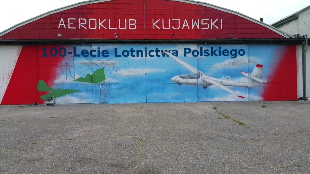 Inowrocław, mural na drzwiach hali aeroklubu