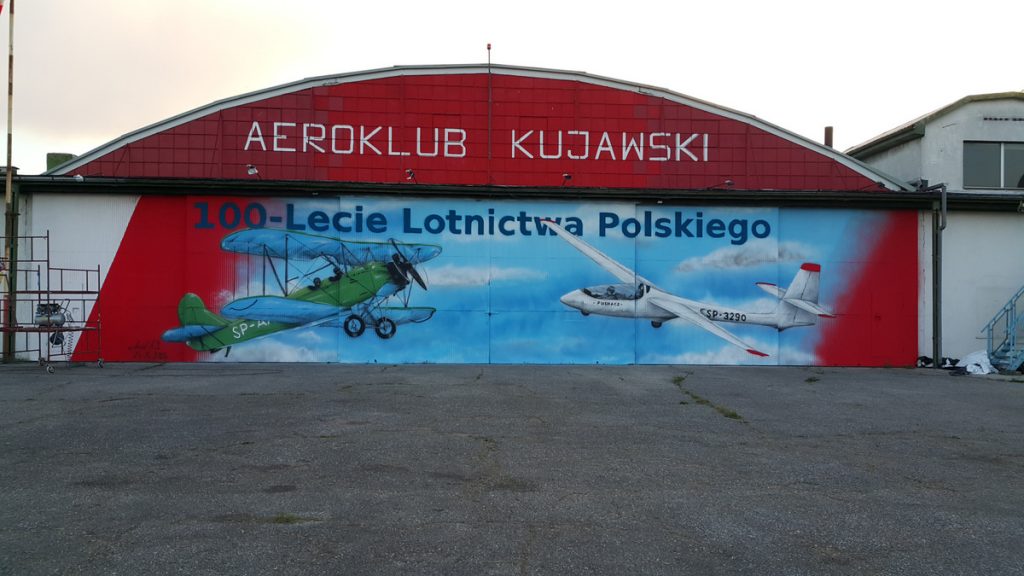 Mural w inowrocławskim aeroklubie namalowany na 85 lecie klubu