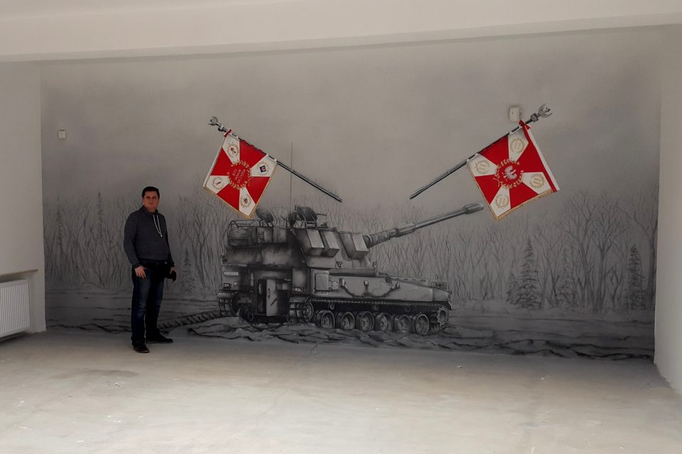 Mural patriotyczny w czarno bieli, malowanie sali tradycji w jednostce wojskowej