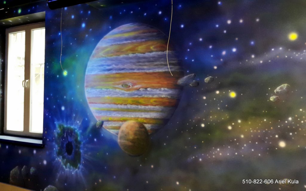 Malowanie kosmosu farbami UV, mural w ultrafiolecie, malowanie gwiazd i galaktyk, malowanie jowisza